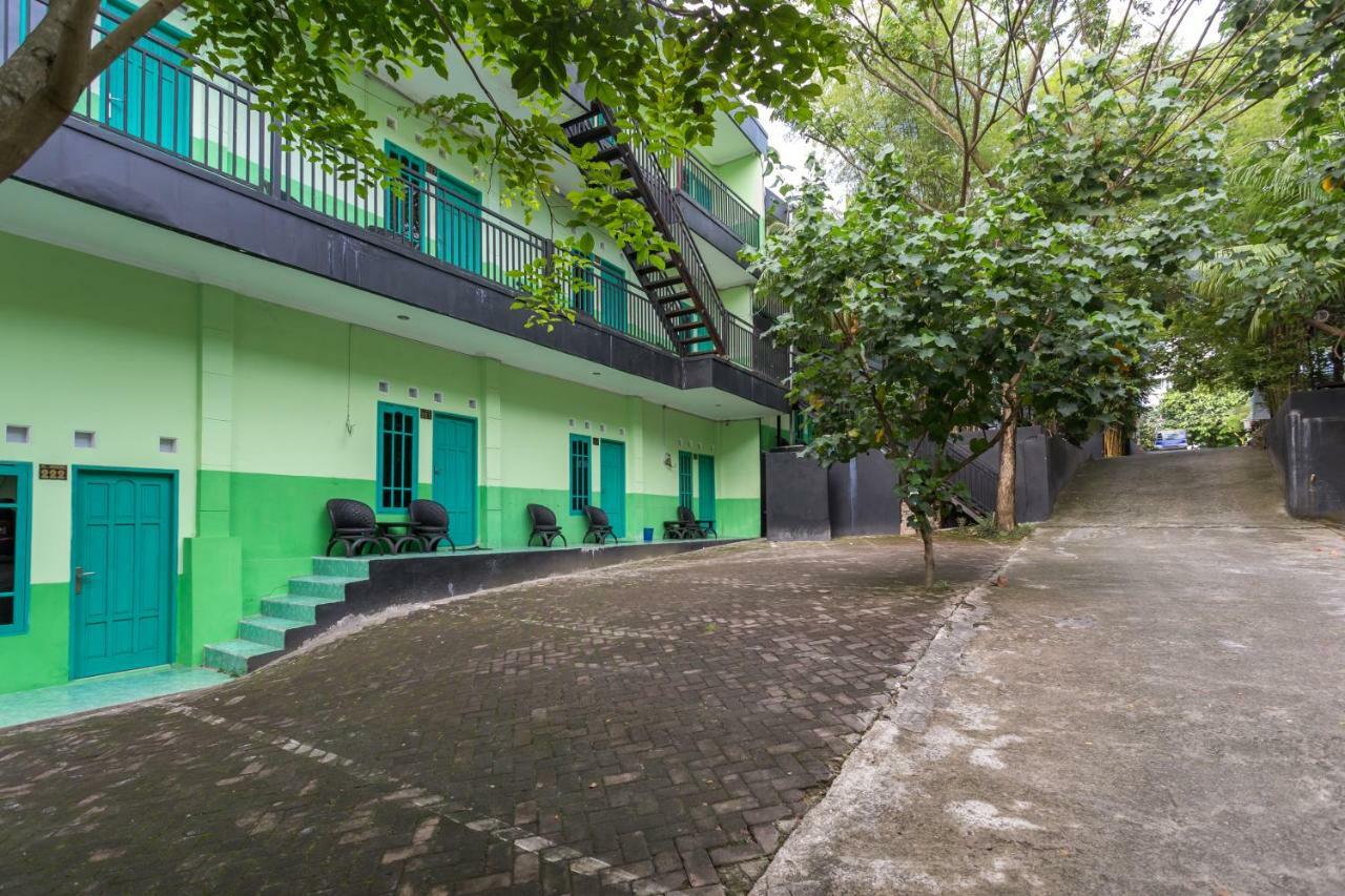 OYO 754 Nur Aziziah Guest House Syariah Balikpapan  Exterior foto